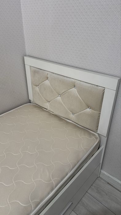 Кровать с матрасом