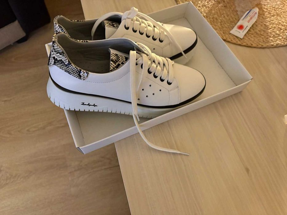 Нови бели кожени обувки