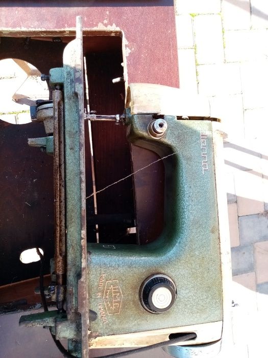 Mașina de cusut veche pentru colectionari