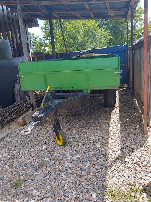 Remorcă agricolă pe o axă