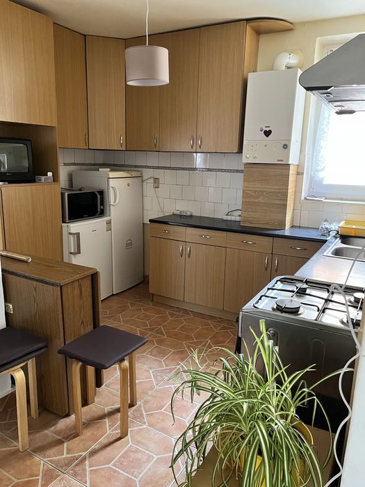 Inchiriez apartament 3 camere in zona Palas Dambu