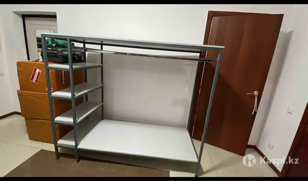 Стеллажи для магазина одежды