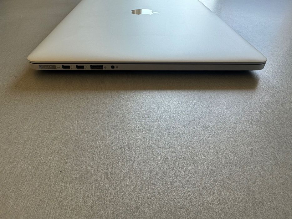 Macbook Pro 15 inch / late 2015 / 2.2GHz Intel I7 / 16gb /258GB/ A1398