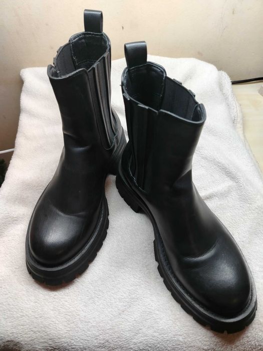 Дамски черни боти 37 размер. Ботите са добре запазени.
