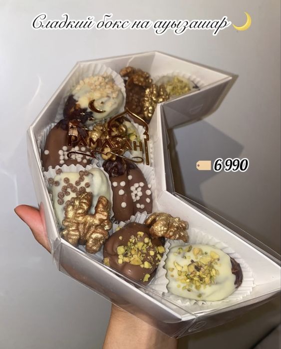 Клубники в шоколаде / финики в шоколаде