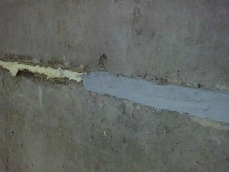 Утепление стыков плит и швов с подвала