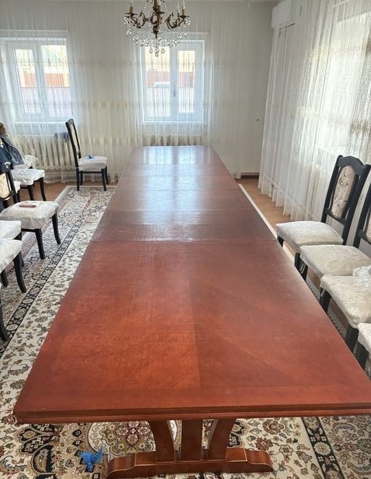 Стол с стульями гостиной