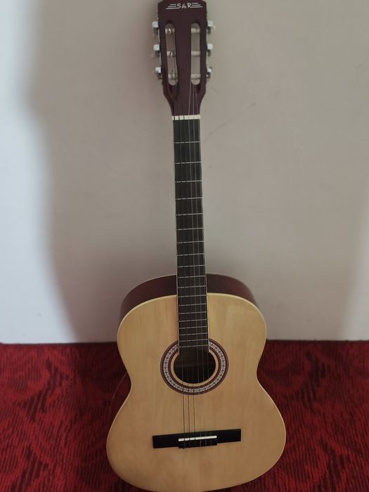 Gitara sotiladi holati juda yaxshi holata qirilga singan joyi yoʻq