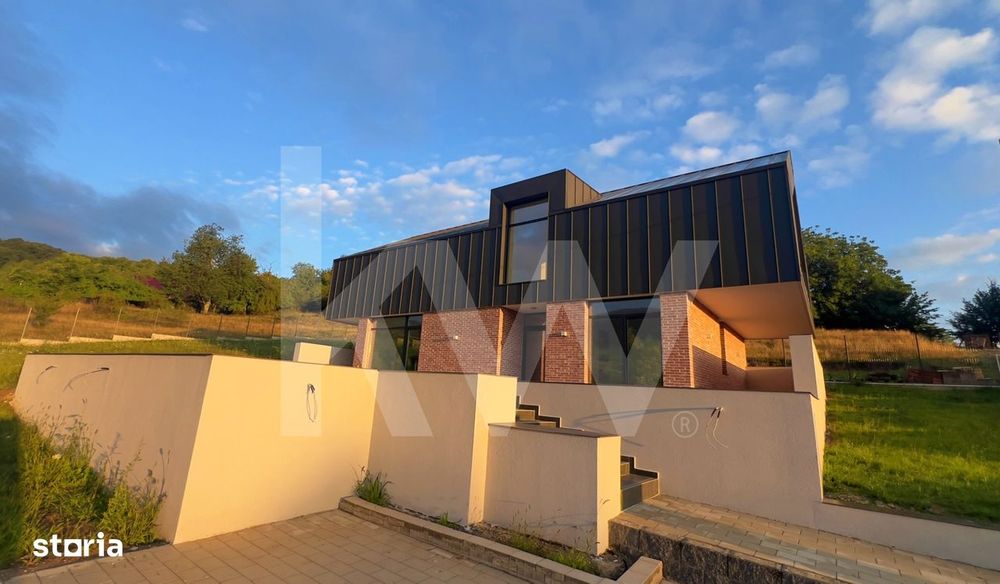 Casa arhitectura moderna cu panorama spre Muntii Fagaras si Cetatea Ci