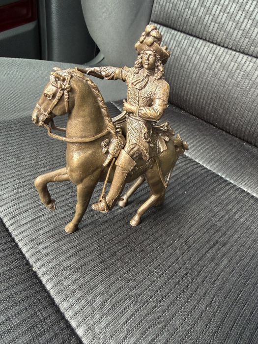 Статуетка на PAPO. Декоративна фигурка