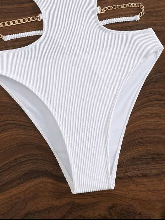 Costum alb  întreg superb, de baie, marimea S, purtat o singura data