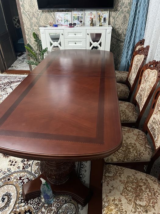 Продам стол и 10 стульев .