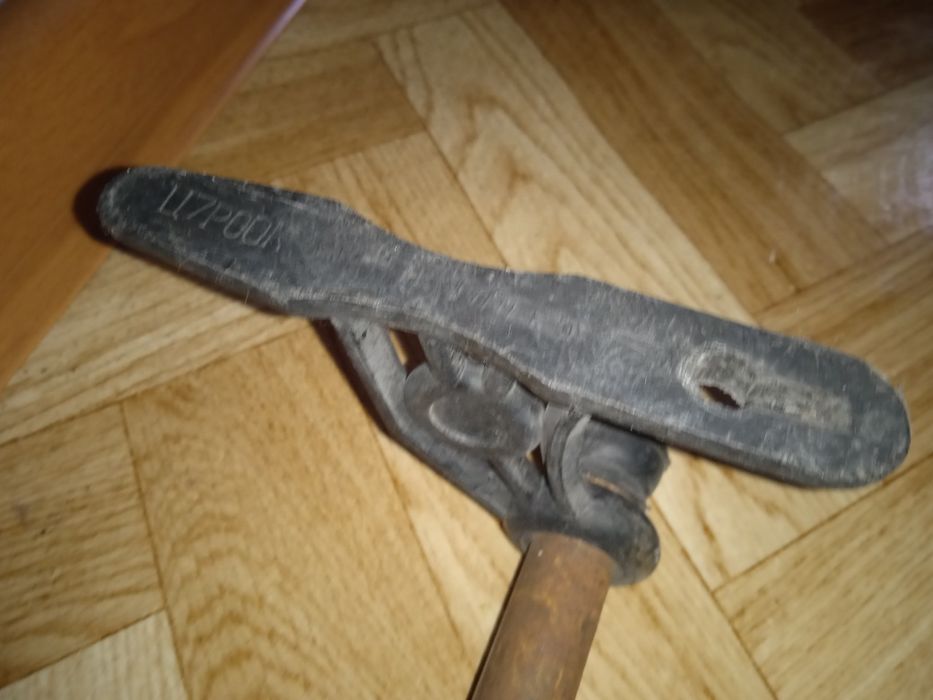 ПРОДАМ советскую ГАРДИНУ (КАРНИЗ) для штор ! Б/у. С 8 крокодильчиками.