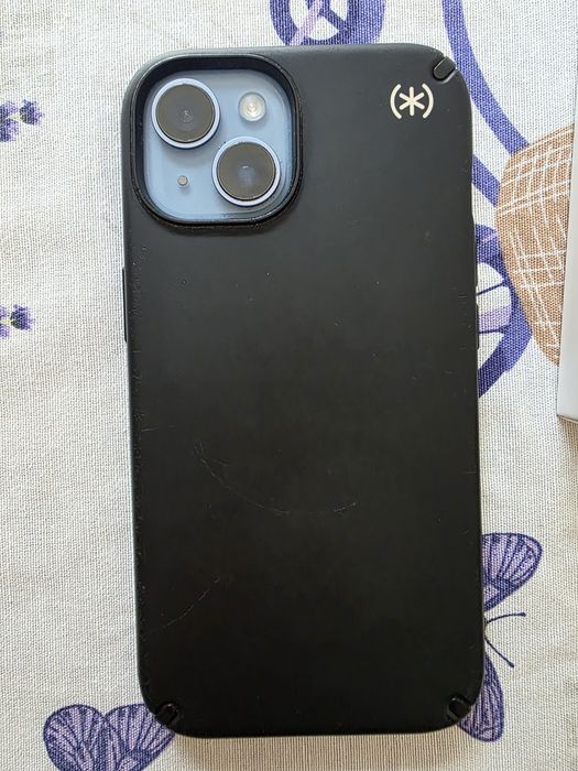 Продавам iPhone 14 с два калъфа SPECK  MAG SAFE