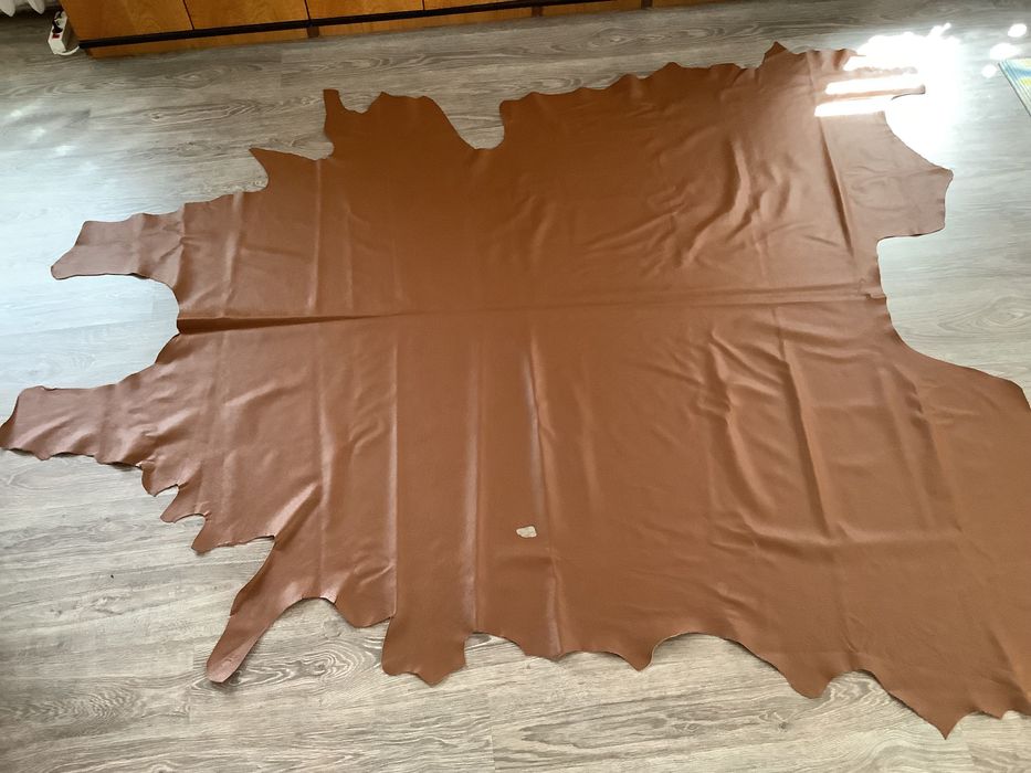 Естествена телешка кожа с размери 2700/2250 .