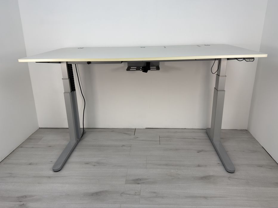 Бяло електрическо бюро с регулируема височина – VS обзавеждане