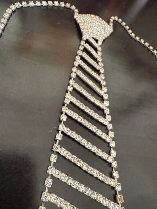 Елегантна блестяща вратовръзка