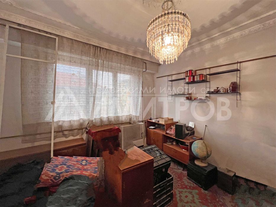 Продава тристаен апартамент 77 кв.м. в саниран блок в гр. Нови пазар.