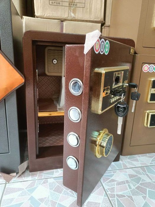 Продается сейф (50см)