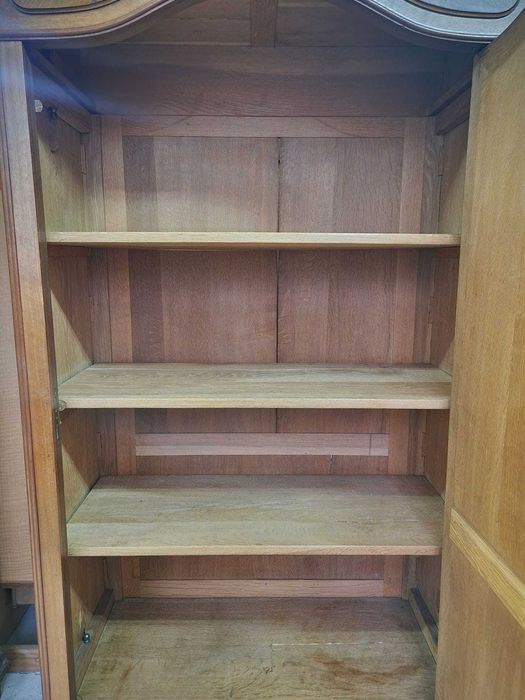 Елегантен огледален гардероб изработен от масивен орех