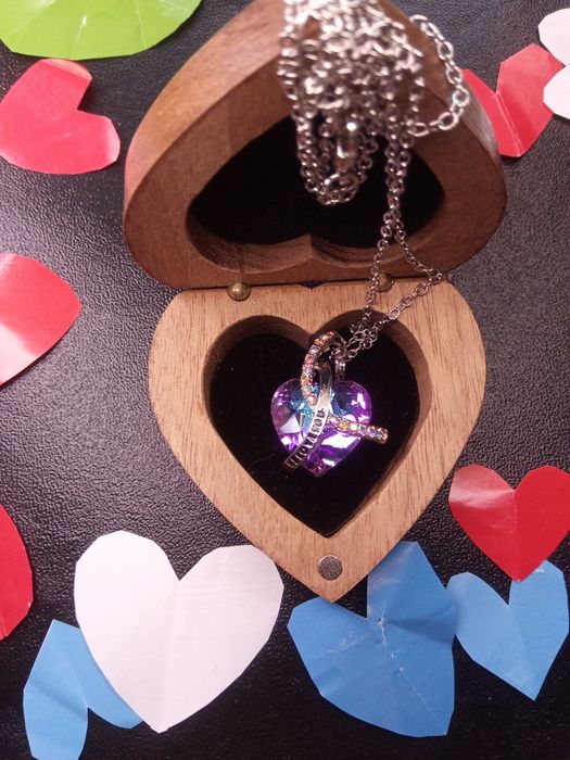 Дървена кутия с колие