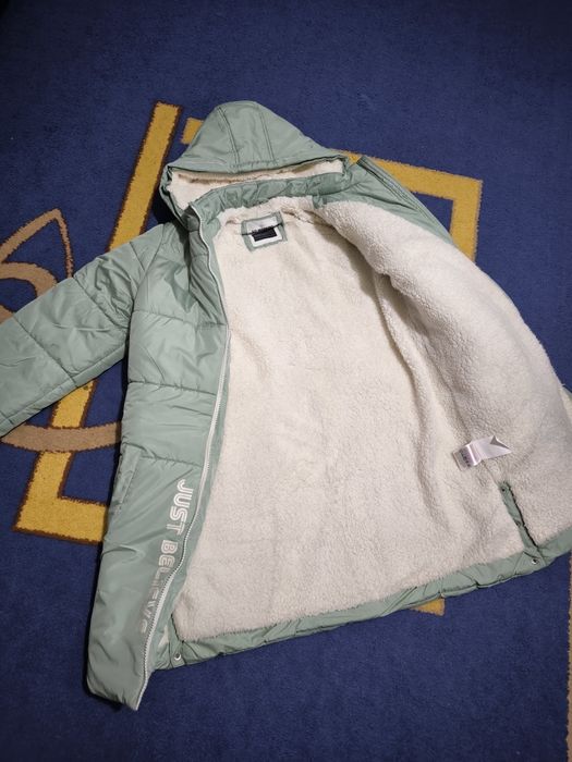 Куртку на девочку 10-12лет.