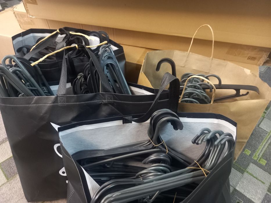 Вешалки б/у для одежды