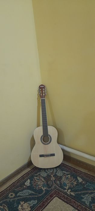 Гитара сотилади.