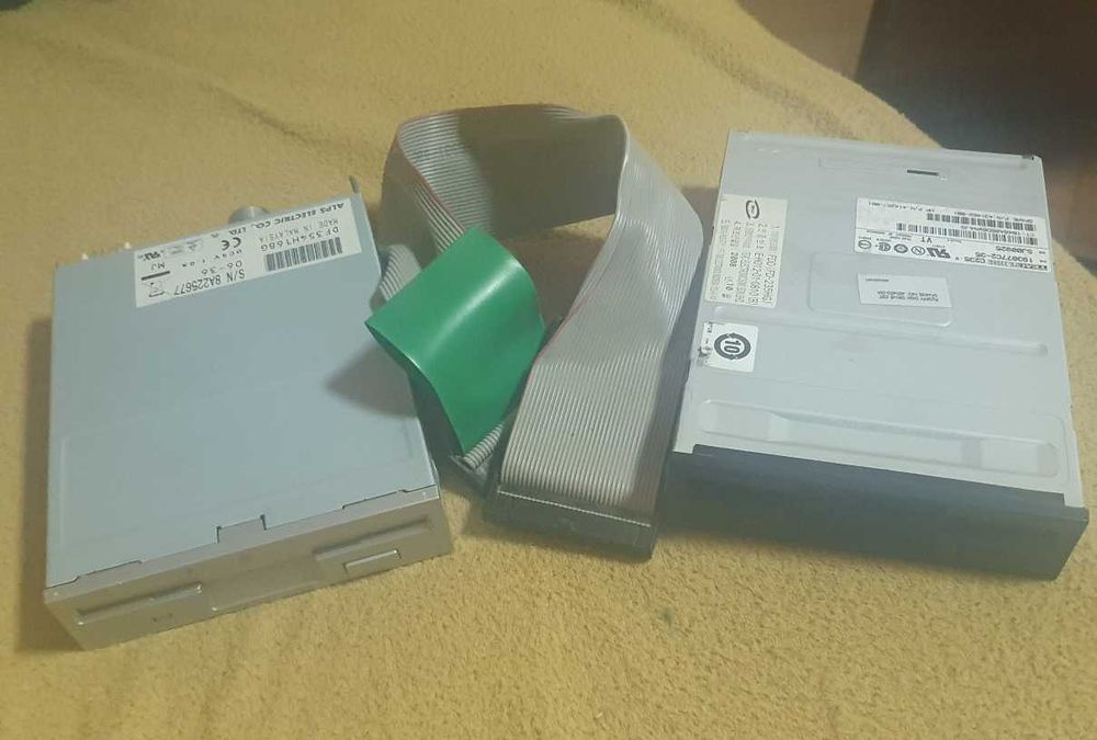 FDD Floppy Disk Drive marca Teac negru si Alps Electric argintiu silver plus cablu de date tip panglica