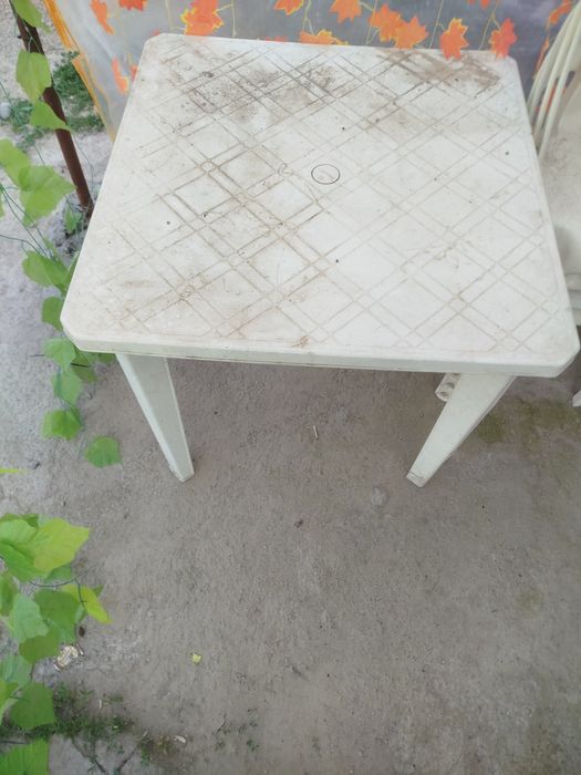 Plastmassa stol-stul sotiladi. 6 komplekt, oq rangda holati yaxwi.
