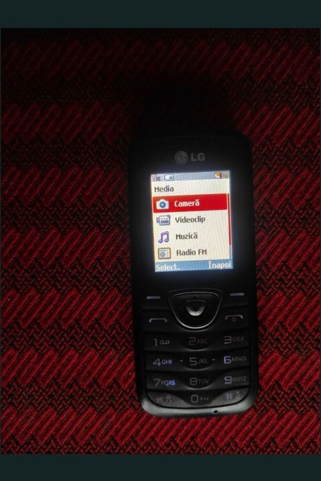 Telefon cu tastatură cu cameră foto video, foarte bine întreținut, arată foarte bine.
