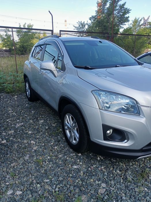 автомобиль шевроле трекер