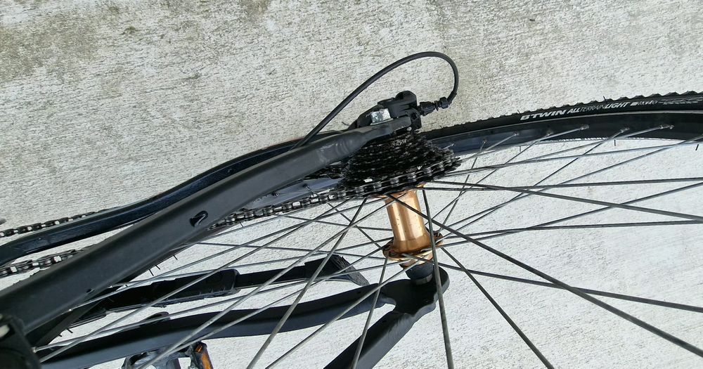 Продавам колело B'Twin черно