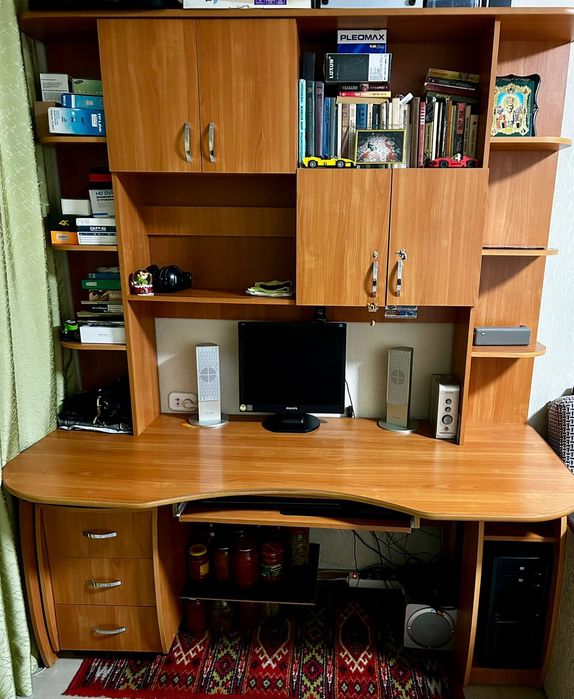 Компьютерный стол с полками