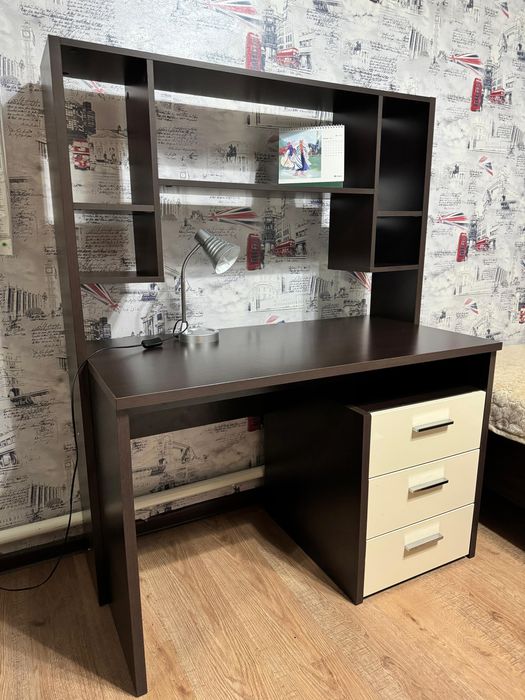 Стол письменный.