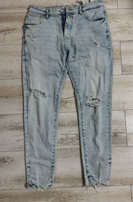 Blugi Pull&Bear albastru deschis, rupți în genunchi