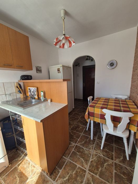 Închiriez apartament cu 2 camere