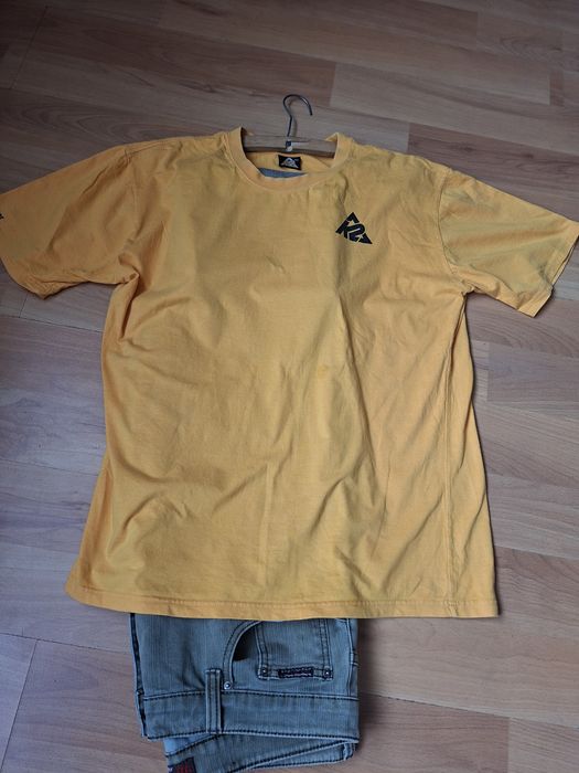 De vânzare pantaloni și tricou de bărbați in stare bună.