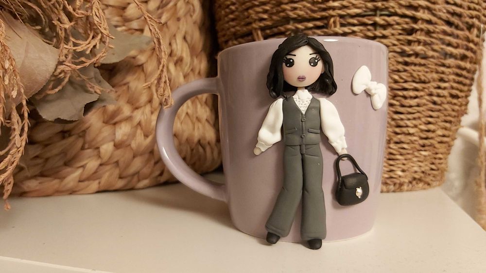 Cadou pentru sotie/iubita cana papusa bruneta handmade