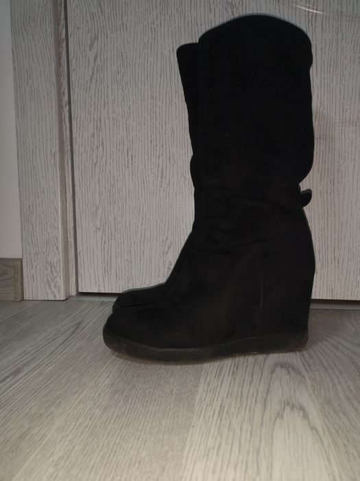 Велурени ботуши на платформа.