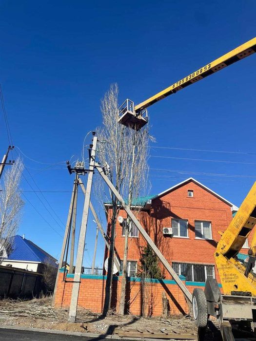 Спил обрезка аварийных леревьев