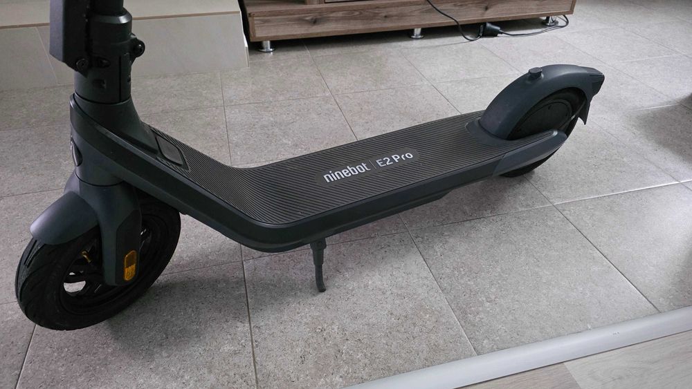 Trotineta electrica NINEBOT E2 Pro, 10 inch, negru, 100km mersi