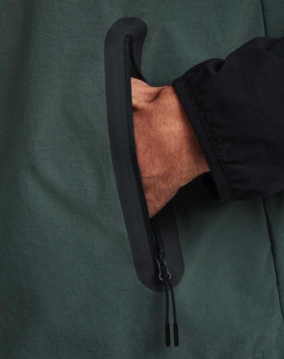 Nike tech woven  size M