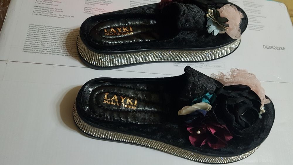 Женская красивая обувь со стразами