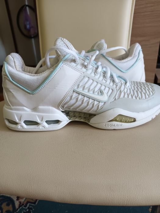 Adidași nike nr 40,5 în stare impecabilă preț 90 lei .comanda pe olx ieftin și sigur în jur de10  lei