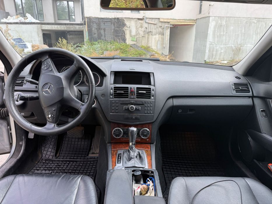 Автомобил Мерцедес Ц 220