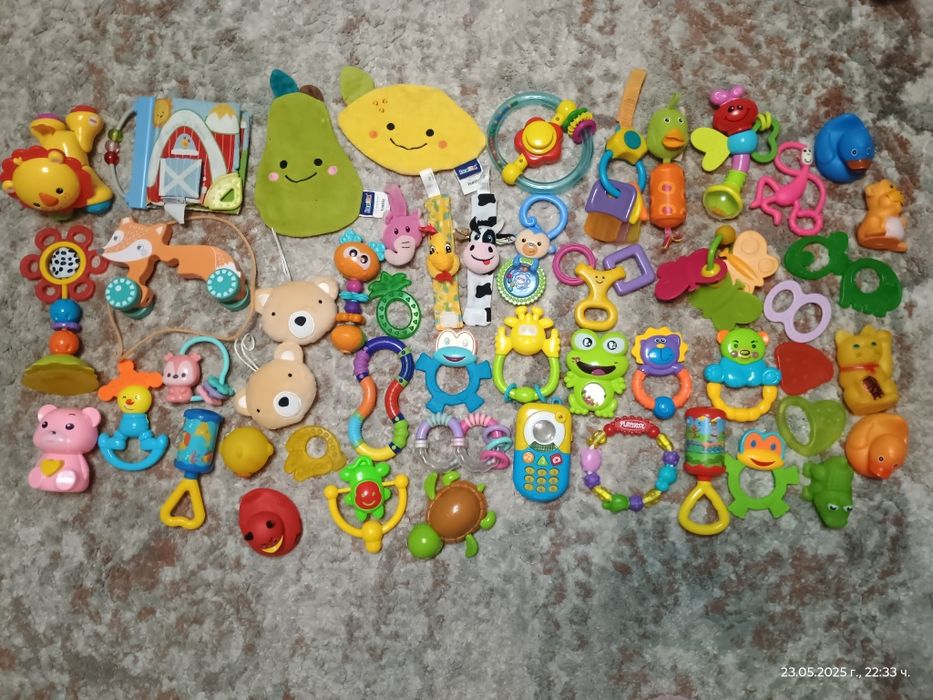 Лот бебешки играчки и дрънкалки