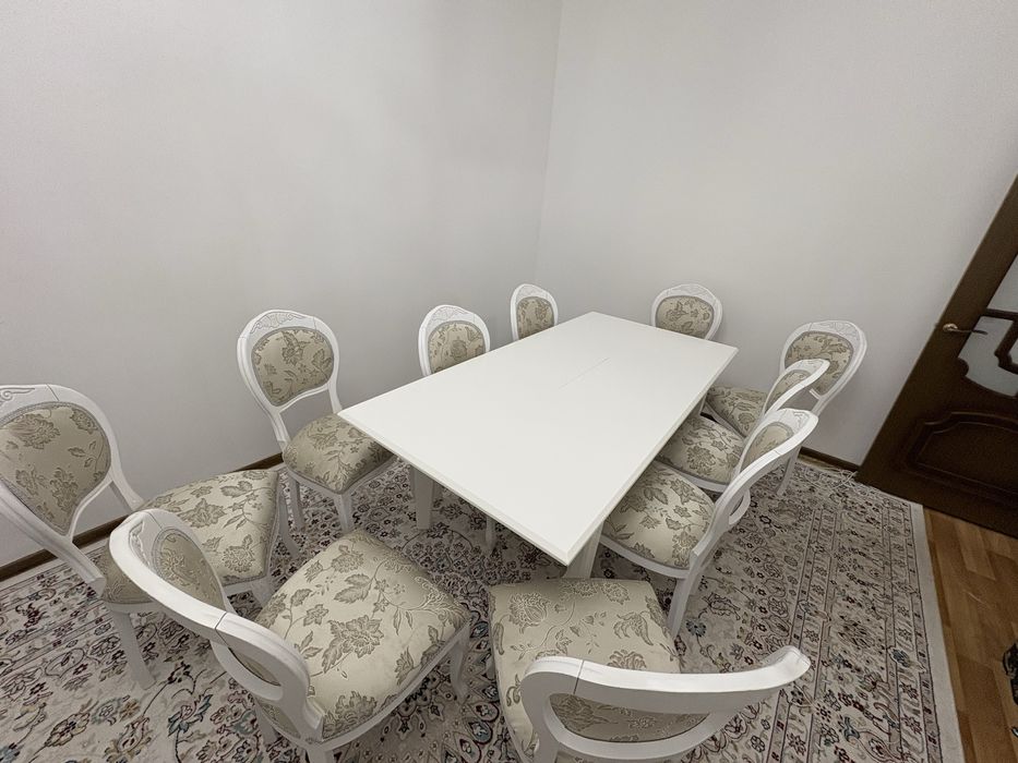 Обеденный стол и стулья