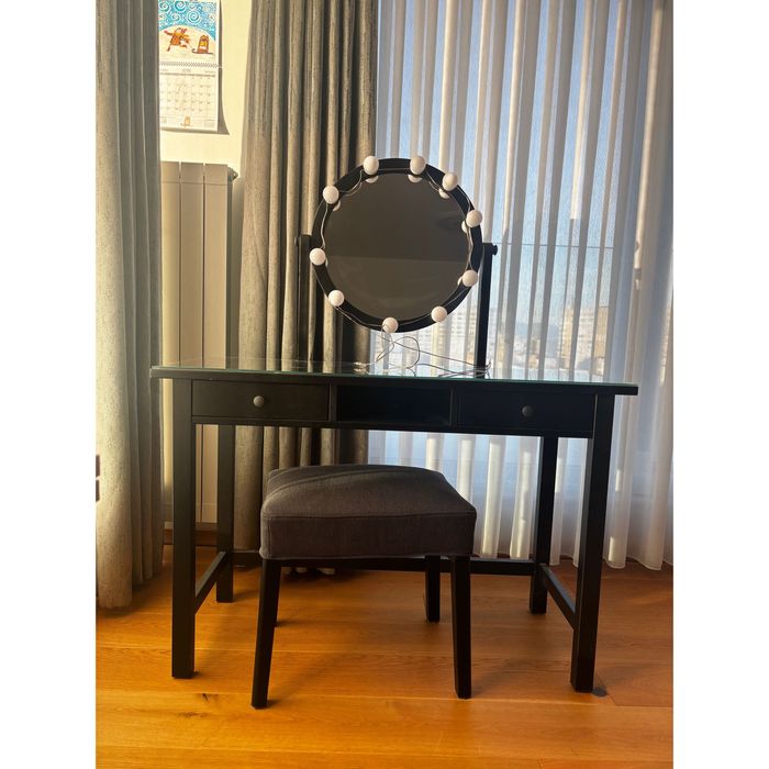 Тоалетка с огледало, стол и Холивудско осветление от ИКЕА