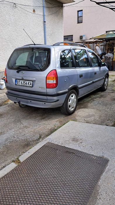 Автомобил Opel Zafira